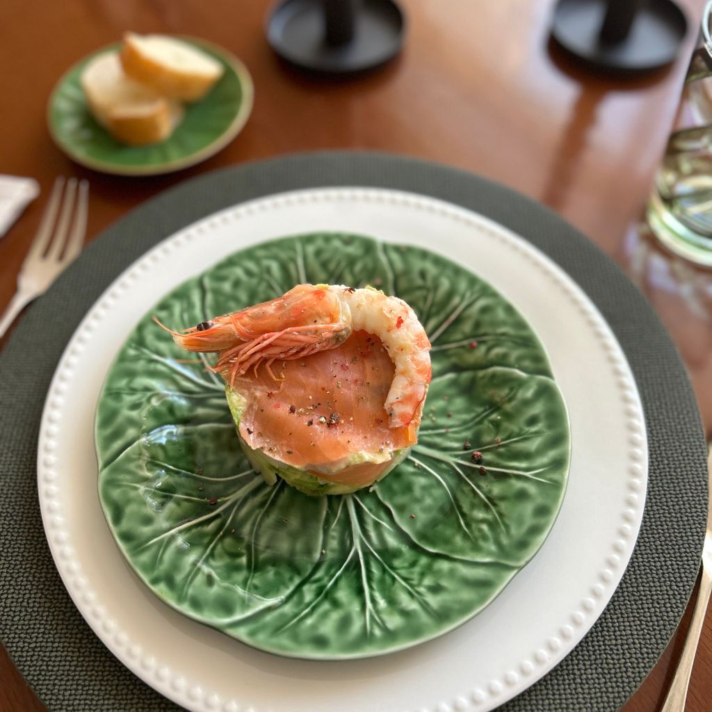 Timbal de patata, aguacate y salmón