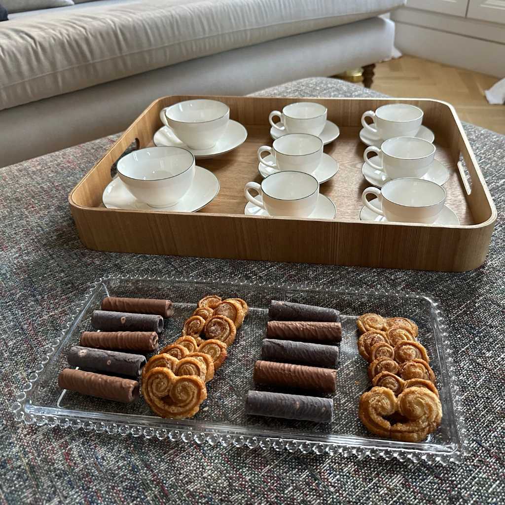 Bandeja rectangular de cristal con diseño de bordes de perlitas.