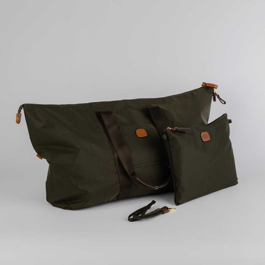 Bolsa de fin de semana de nylon en color verde con amplia asa para llevar de mano o al hombro