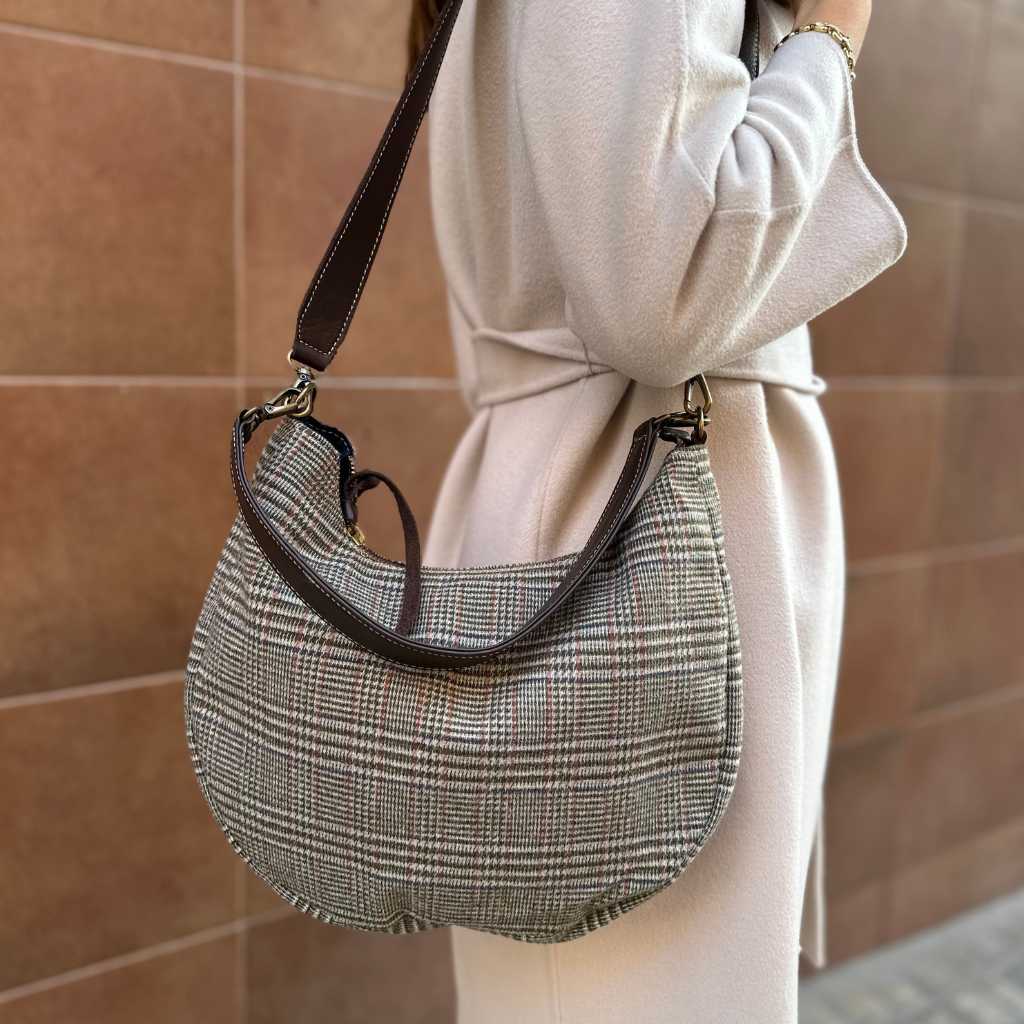 Bolso en forma de góndola hecho en franela y con estampado de cuadros verdes