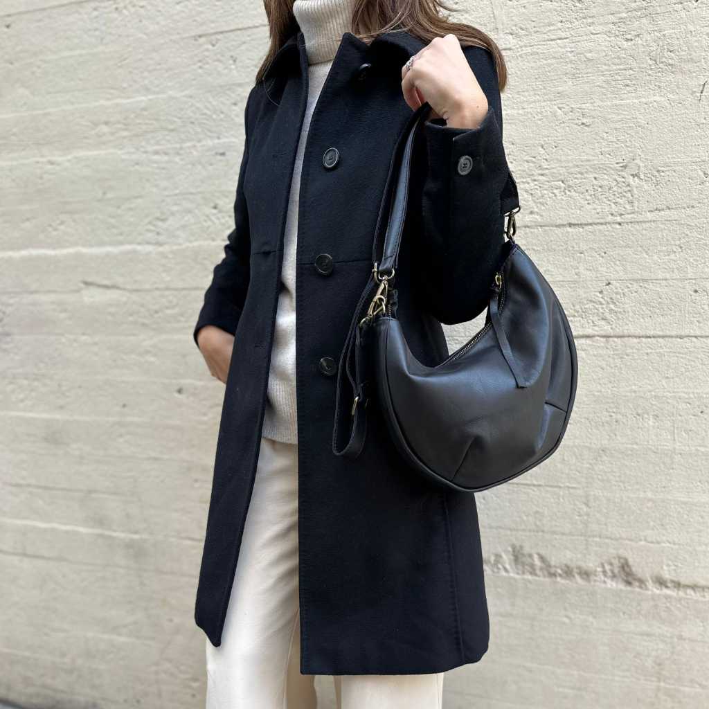 Bolso en forma de góndola de piel en color negro