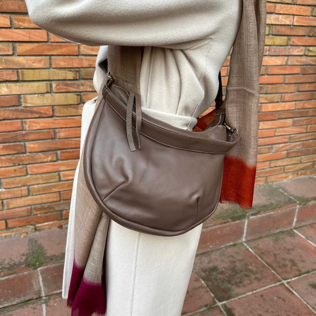 Bolso en forma de góndola de piel en color topo