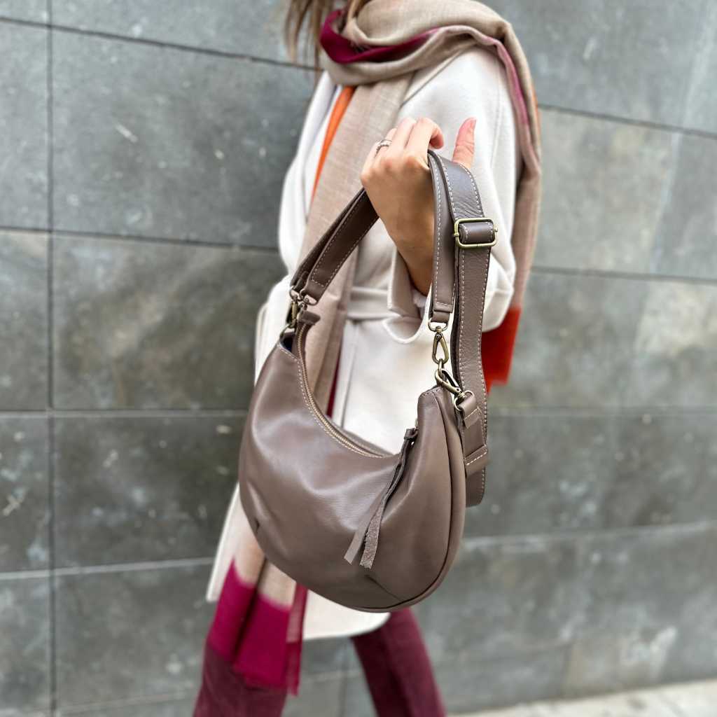 Bolso en forma de góndola de piel en color topo