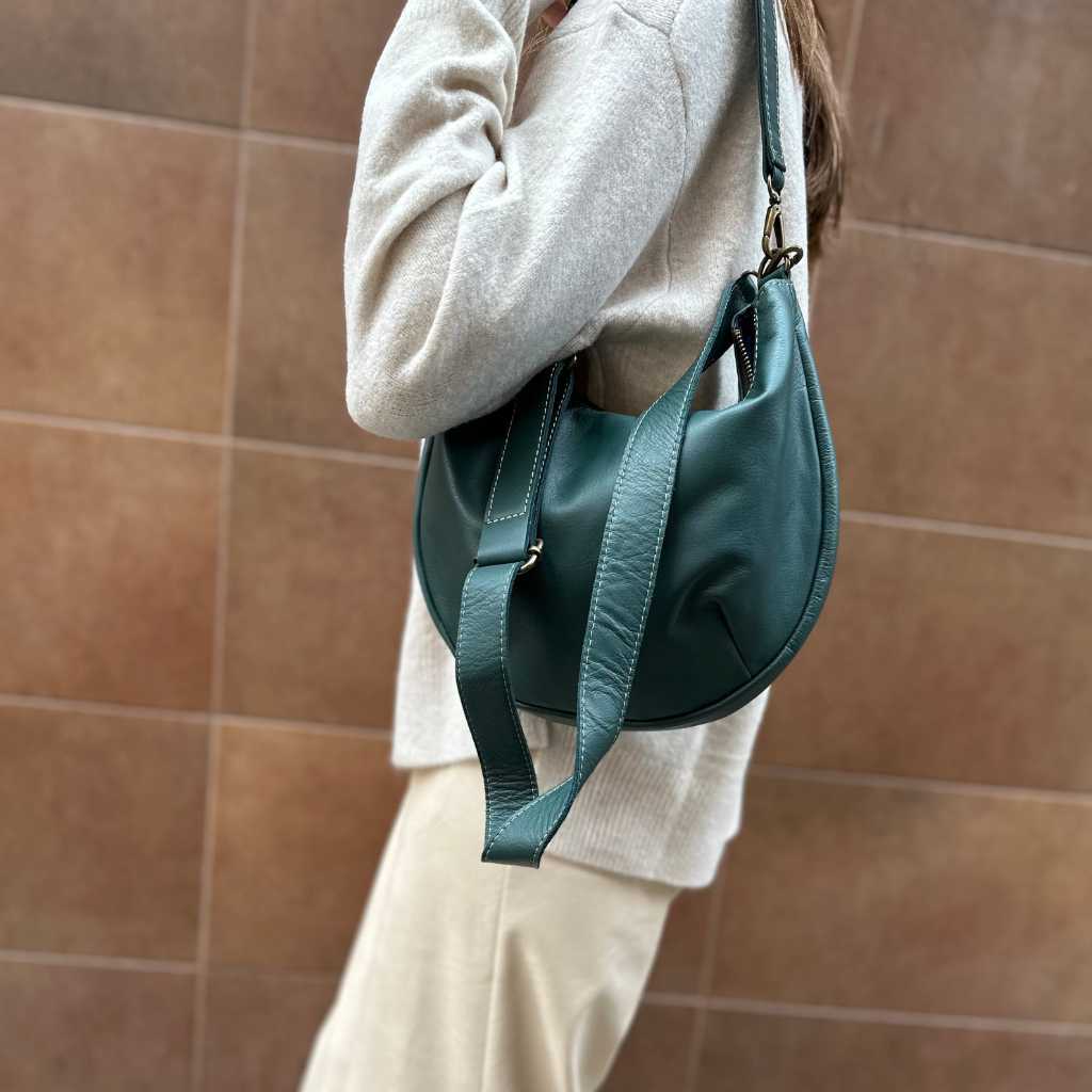 Bolso en forma de góndola de piel en color verde