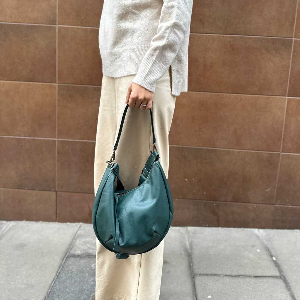 Bolso en forma de góndola de piel en color verde