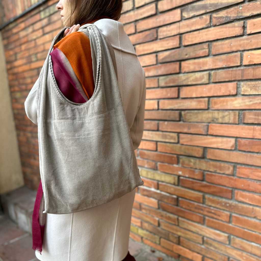 Bolso de pana grande en color taupe