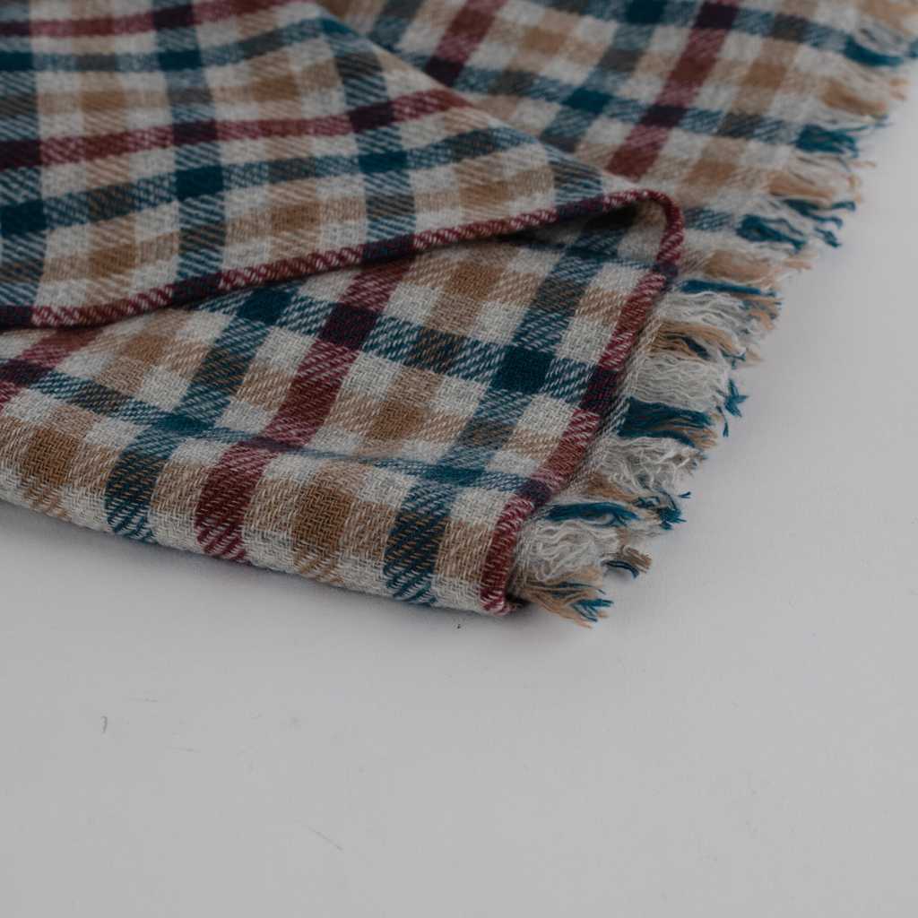 Bufanda 100% cashmere con fondo gris y cuadros en tonos granate, beige y petróleo