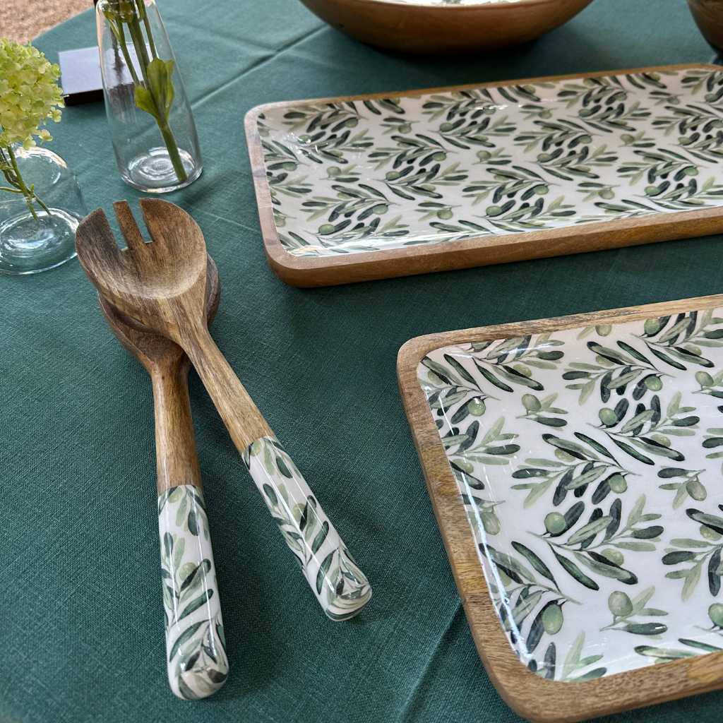 Set de 2 cubiertos de madera para servir ensalada con mango en estampado de olivas. Diseño original y diferente.