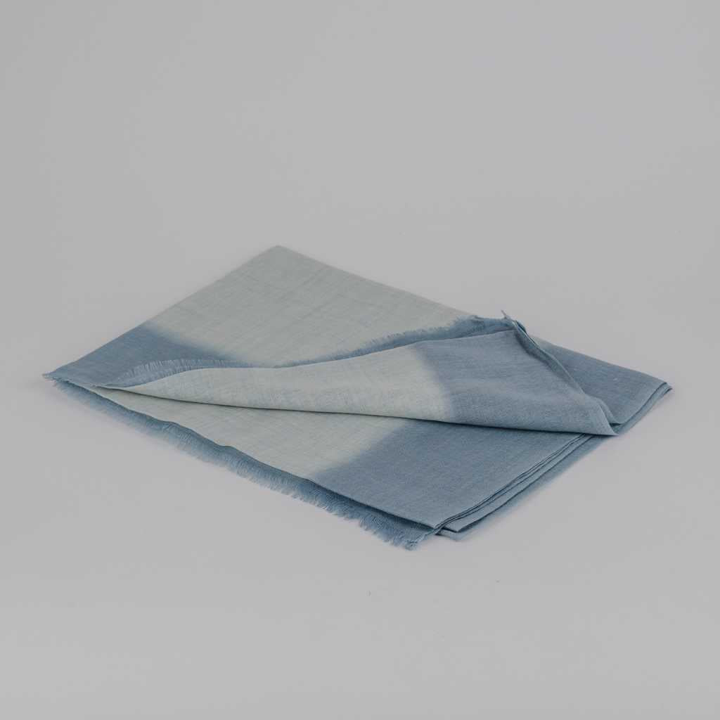 Foulard estampado 100% lana con fondo gris y bordes en color azulado