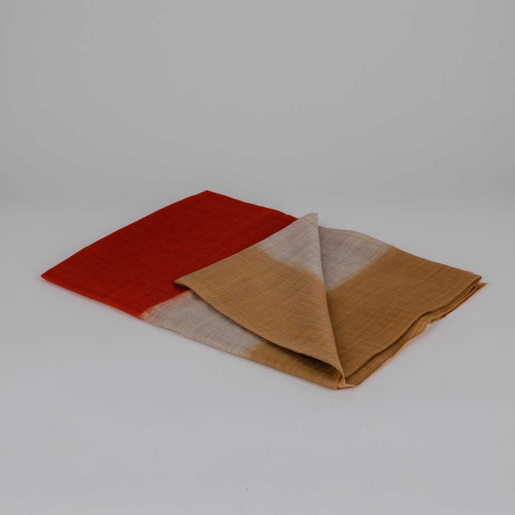 Foulard estampado 100% lana con fondo crudo, bordes en color ocre y centro naranja