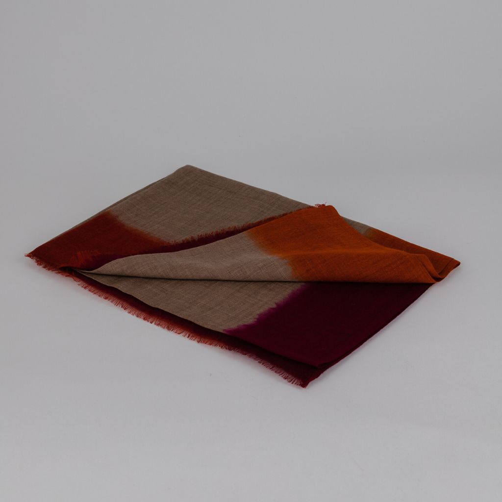 Foulard estampado 100% lana con fondo beige y bordes en colores teja y granate
