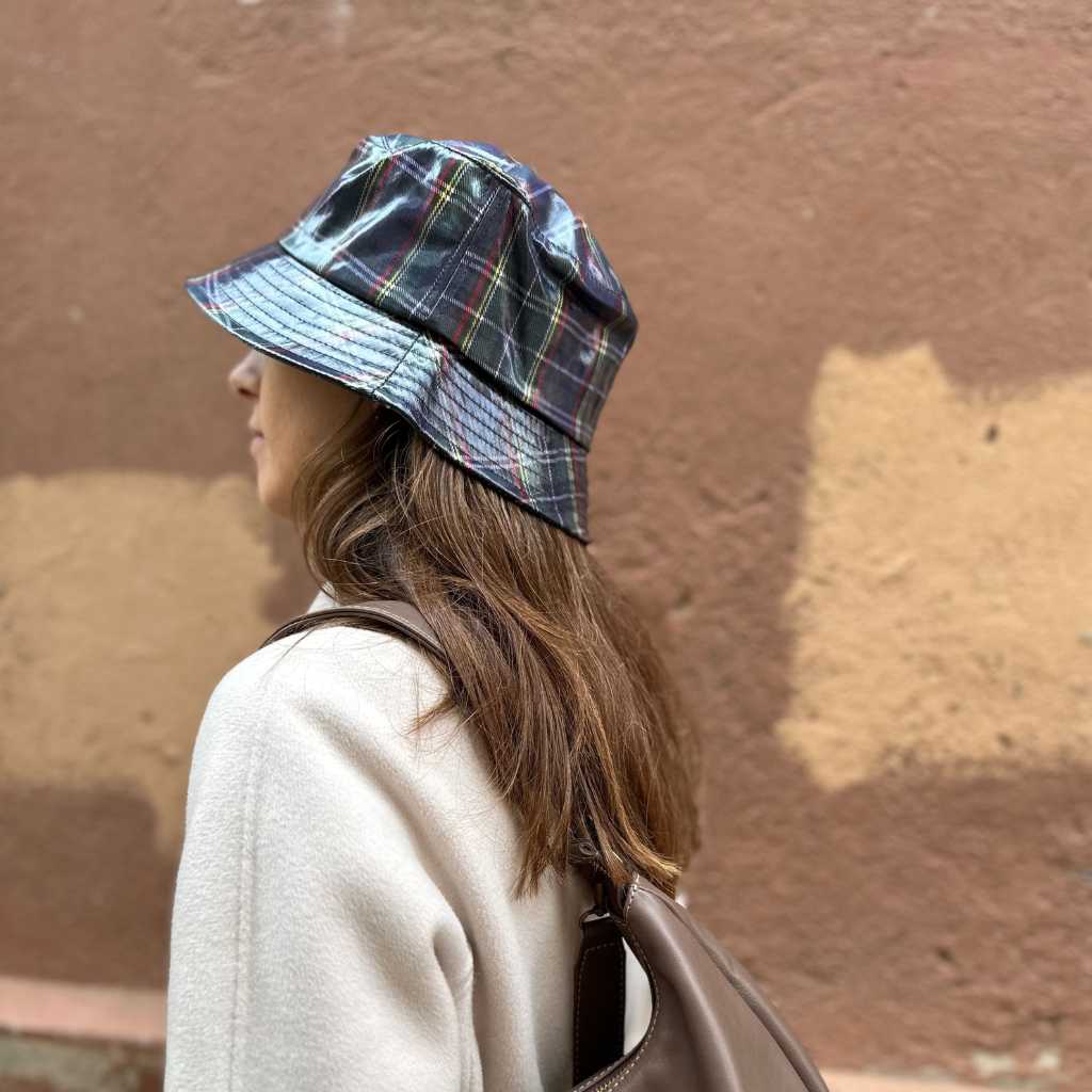 Gorro de lluvia impermeable con cuadros escoceses en color azul