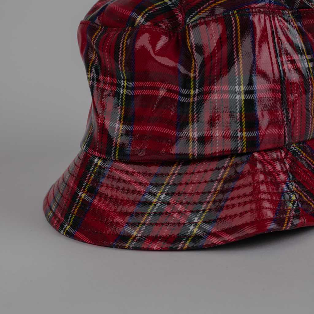 Gorro de lluvia impermeable con cuadros escoceses en color rojo