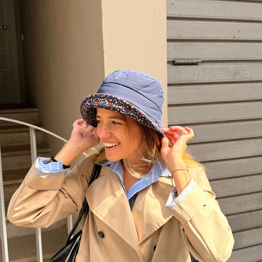 Gorro Lluvia Ribete Flores Azul Marino