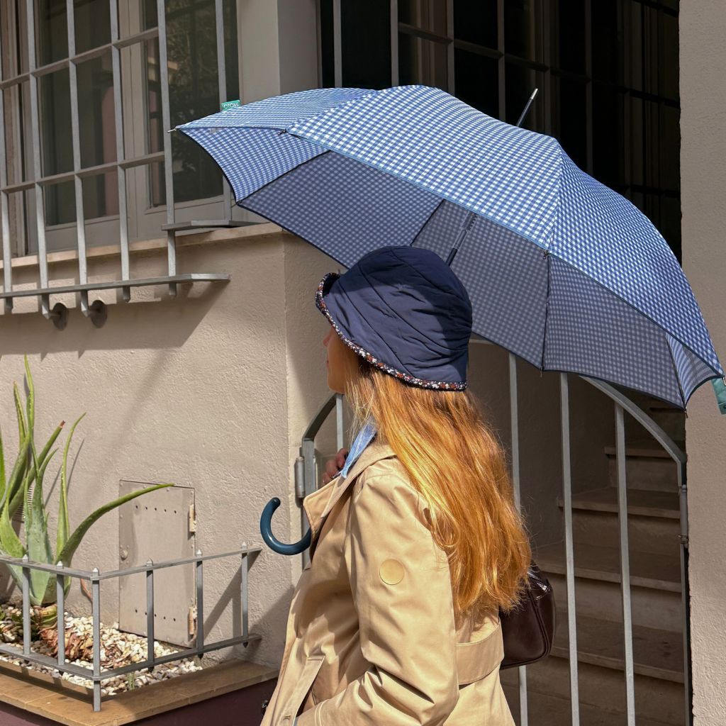 Gorro Lluvia Ribete Flores Azul Marino