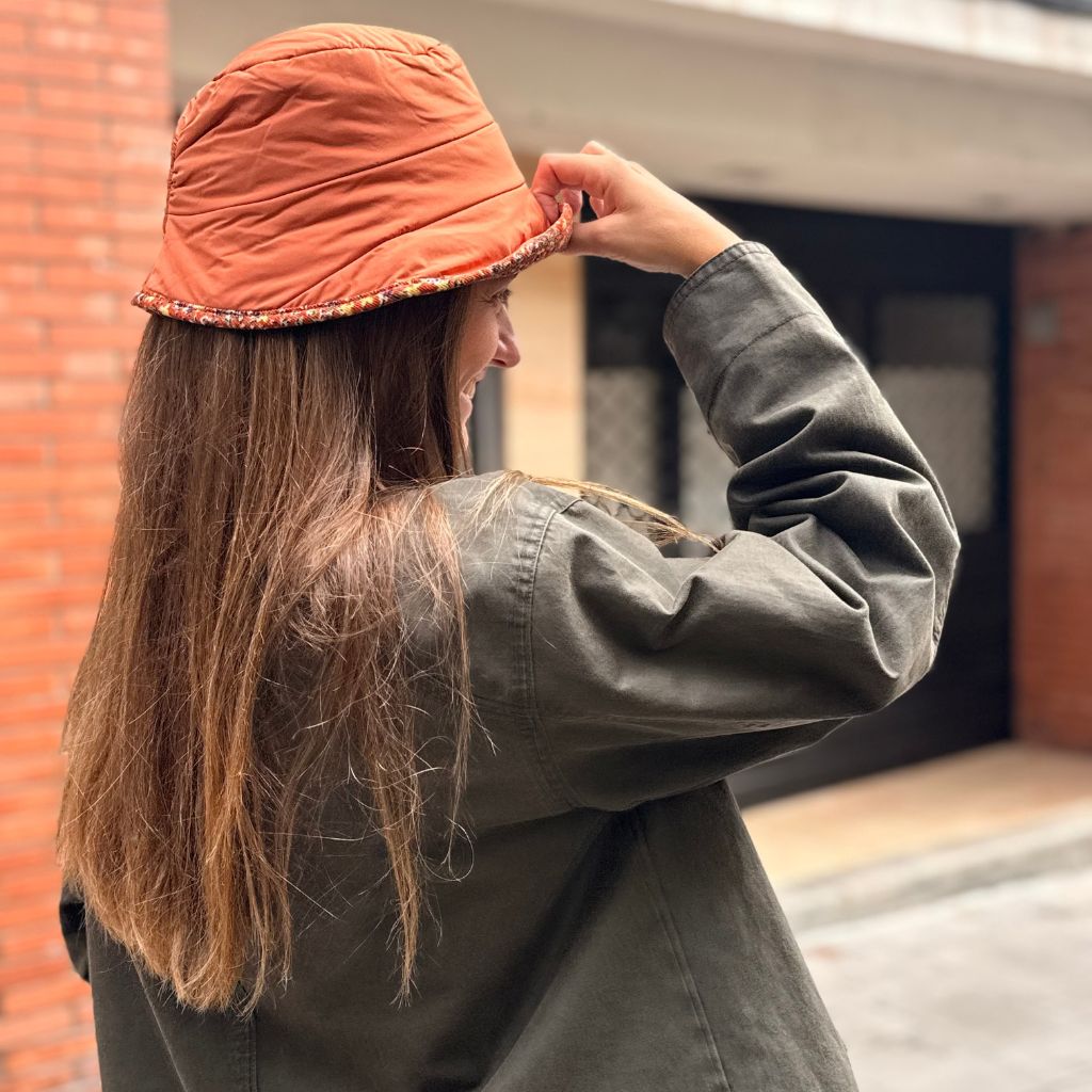 Gorro Lluvia Ribete Flores Naranja