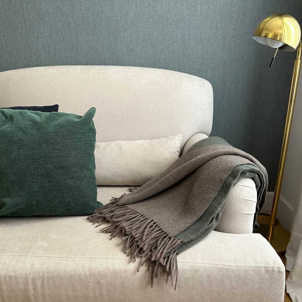 Manta en dos colores de mezcla de 80% lana y 20% cashmere de alta calidad con flecos. Perfecta para los fríos días de invierno.