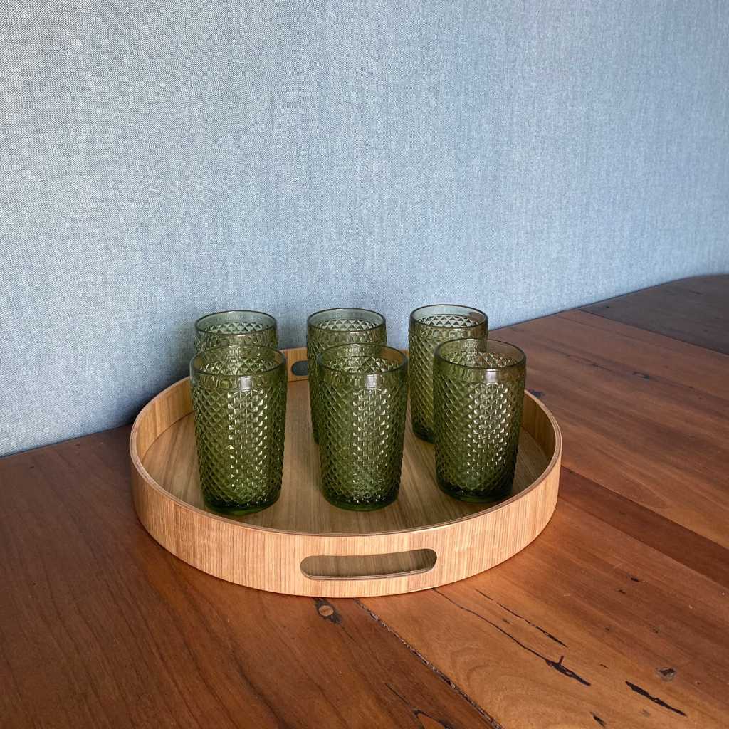 Pack que incluye 6 vasos de refresco verdes y bandeja de madera redonda con asas