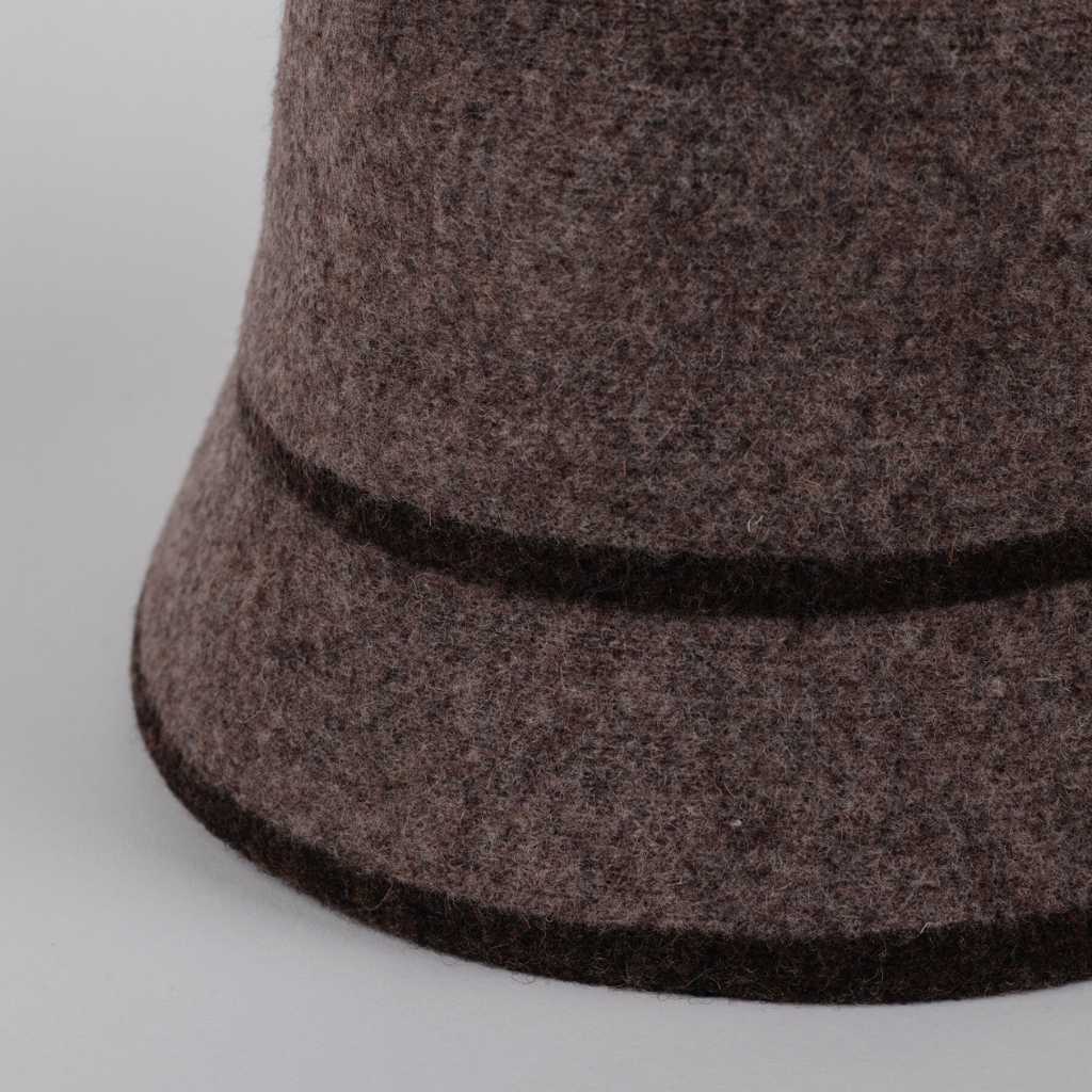 Sombrero de franela en color marrón. Tiene marcado el contorno y el inicio de la corona con una línea de color marrón oscuro