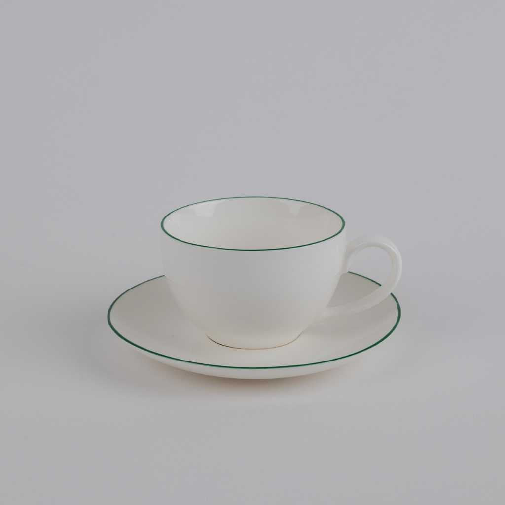 Taza de café OTOMI. De color blanco con contorno del plato y de la boca de la taza en verde oscuro