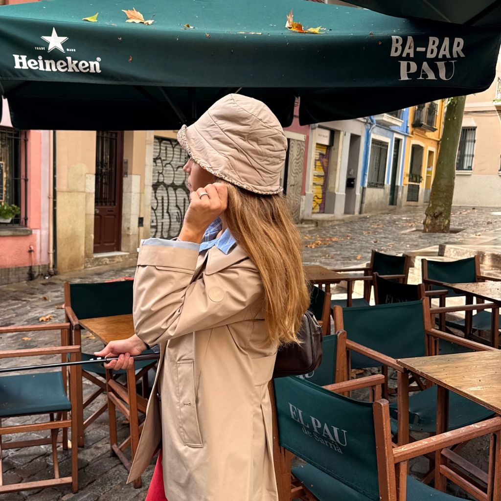 Gorro Lluvia Ribete Flores Beige