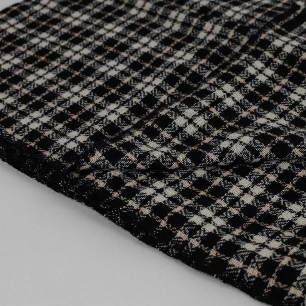 Bufanda 100% cashmere con fondo blanco y cuadros en negro