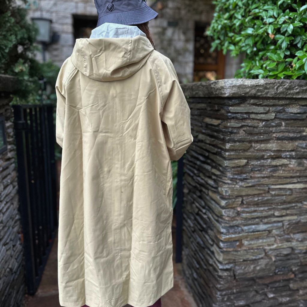 Pack Chubasquero Largo Beige y Gorro Lluvia Plegable Beige