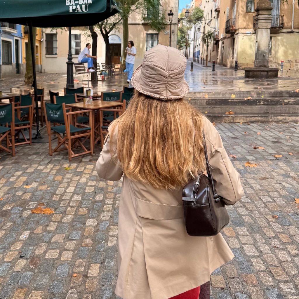 Gorro Lluvia Ribete Flores Beige