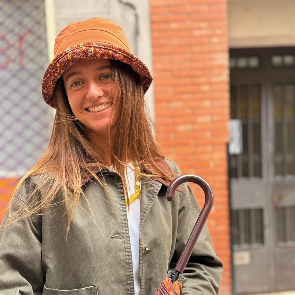 Gorro Lluvia Ribete Flores Naranja