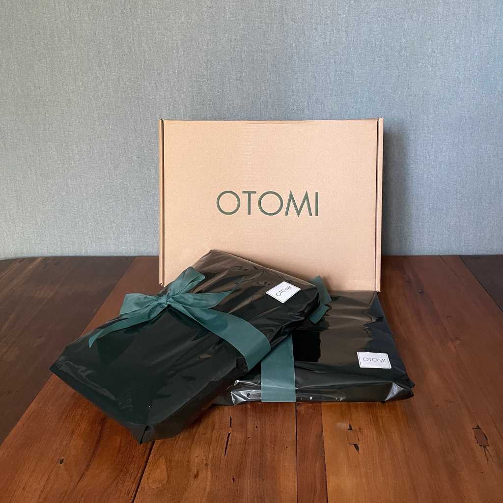 Pack de dos mantas de cashmere y lana con envoltorio de regalo verde y caja de cartón OTOMI