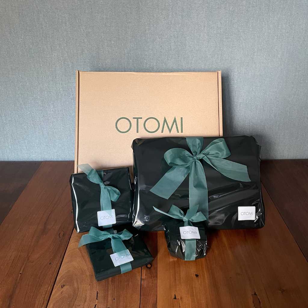 Pack aperitivo ratán con envoltorio de regalo verde y caja de cartón OTOMI