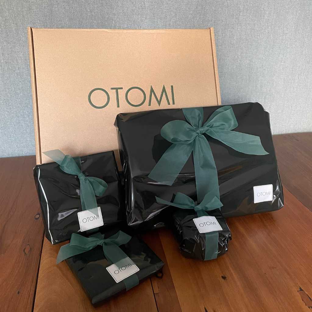 Pack aperitivo ratán con envoltorio de regalo verde y caja de cartón OTOMI