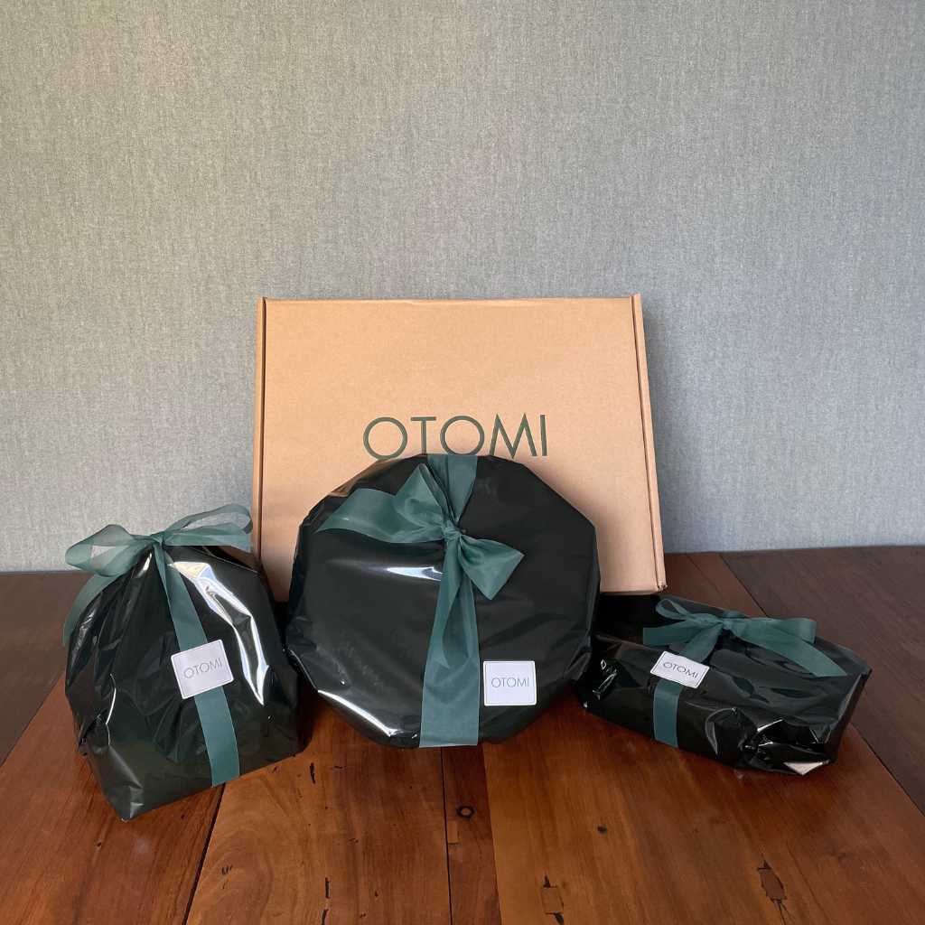 Pack de mesa de ratán con envoltorio de regalo verde y caja de cartón OTOMI