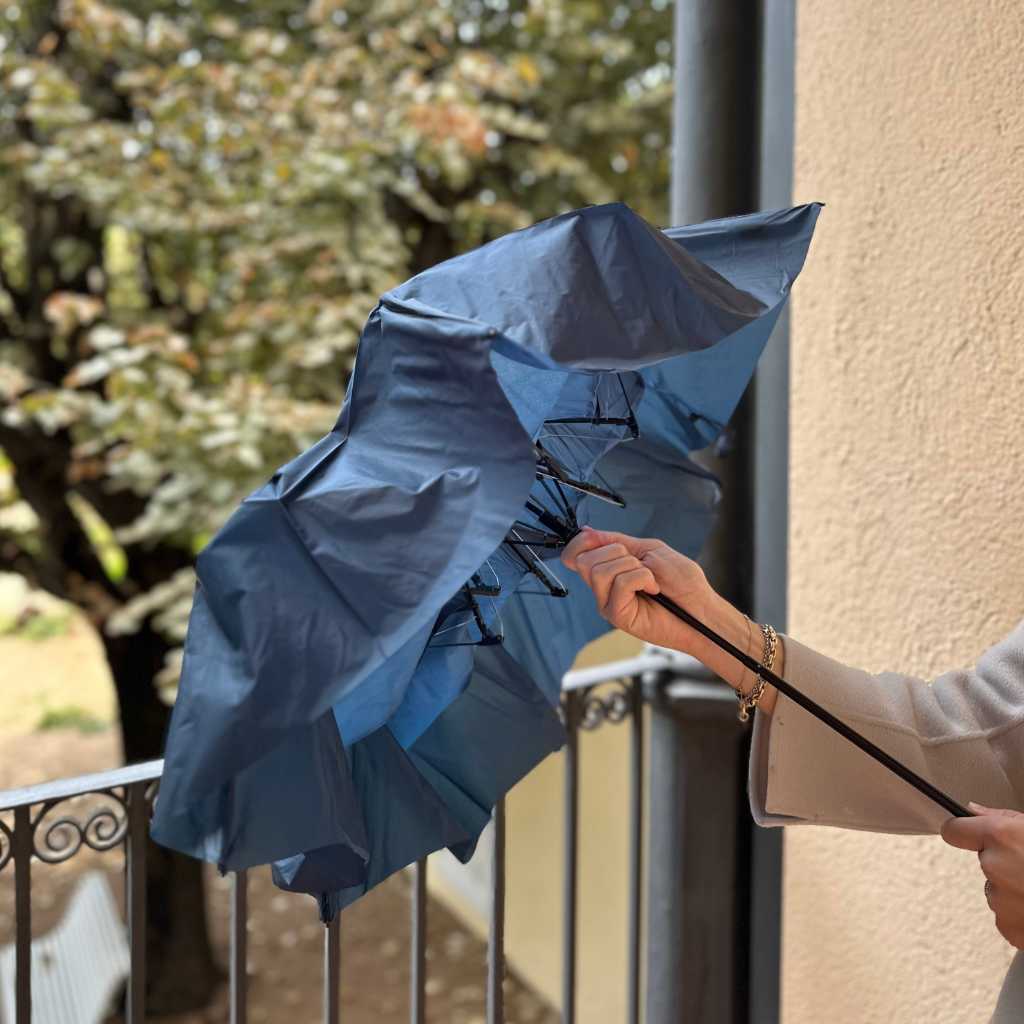 Paraguas plegable ultraligero en color azul marino