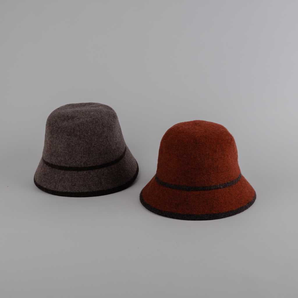 Sombreros de franela en colores teja y marrón. Tienen marcado el contorno y el inicio de la corona con una línea de color marrón oscuro