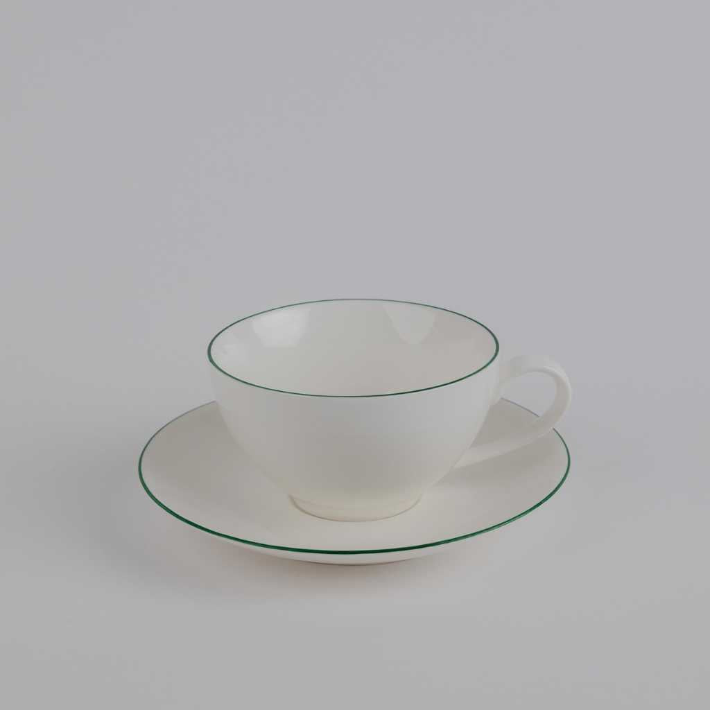 Taza de te OTOMI. De color blanco con contorno del plato y de la boca de la taza en verde oscuro