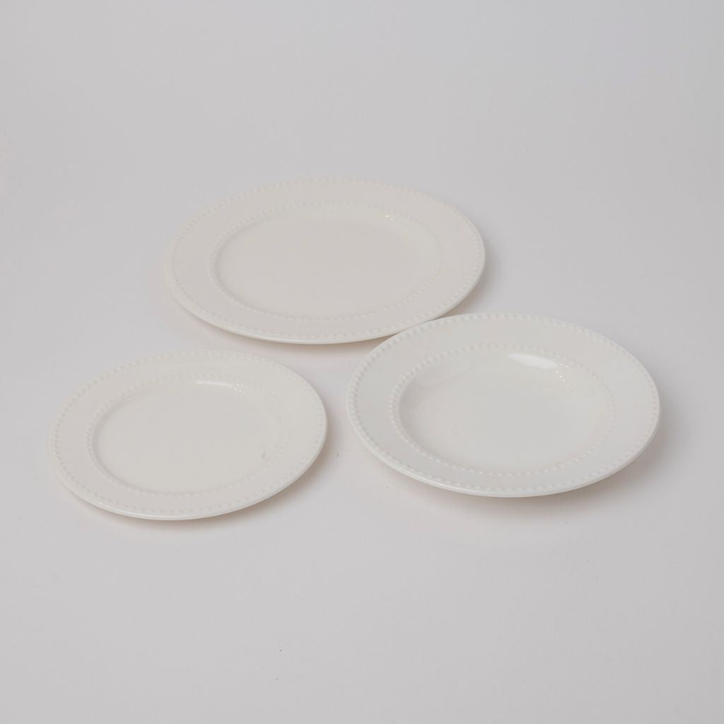 Vajilla de 18 piezas de porcelana blanca modelo Collina. Incluye 6 platos llanos, 6 platos de postre y 6 platos hondos.